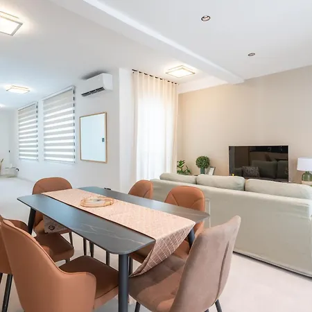 Apartment Gorgeous With Side Sea View *