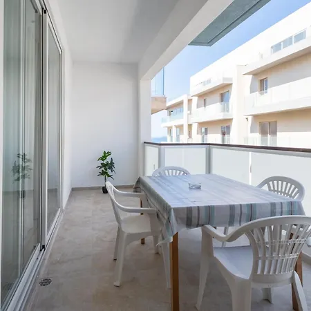 Gorgeous With Side Sea View Apartment St. Paul's Bay