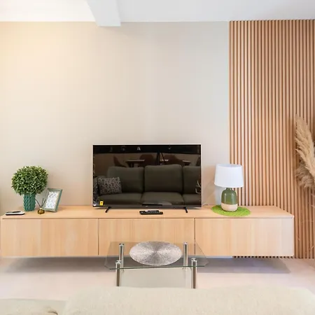 Apartment Gorgeous With Side Sea View