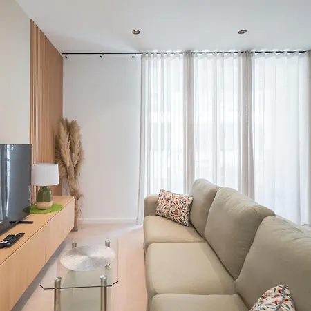 Apartment Gorgeous With Side Sea View