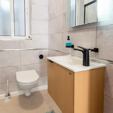 Gorgeous With Side Sea View Apartment *