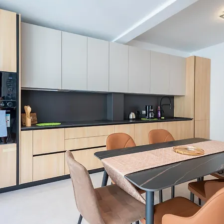 Gorgeous With Side Sea View Apartment *
