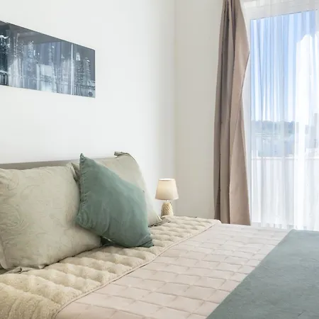 Gorgeous With Side Sea View *
