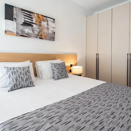 Apartment Gorgeous With Side Sea View